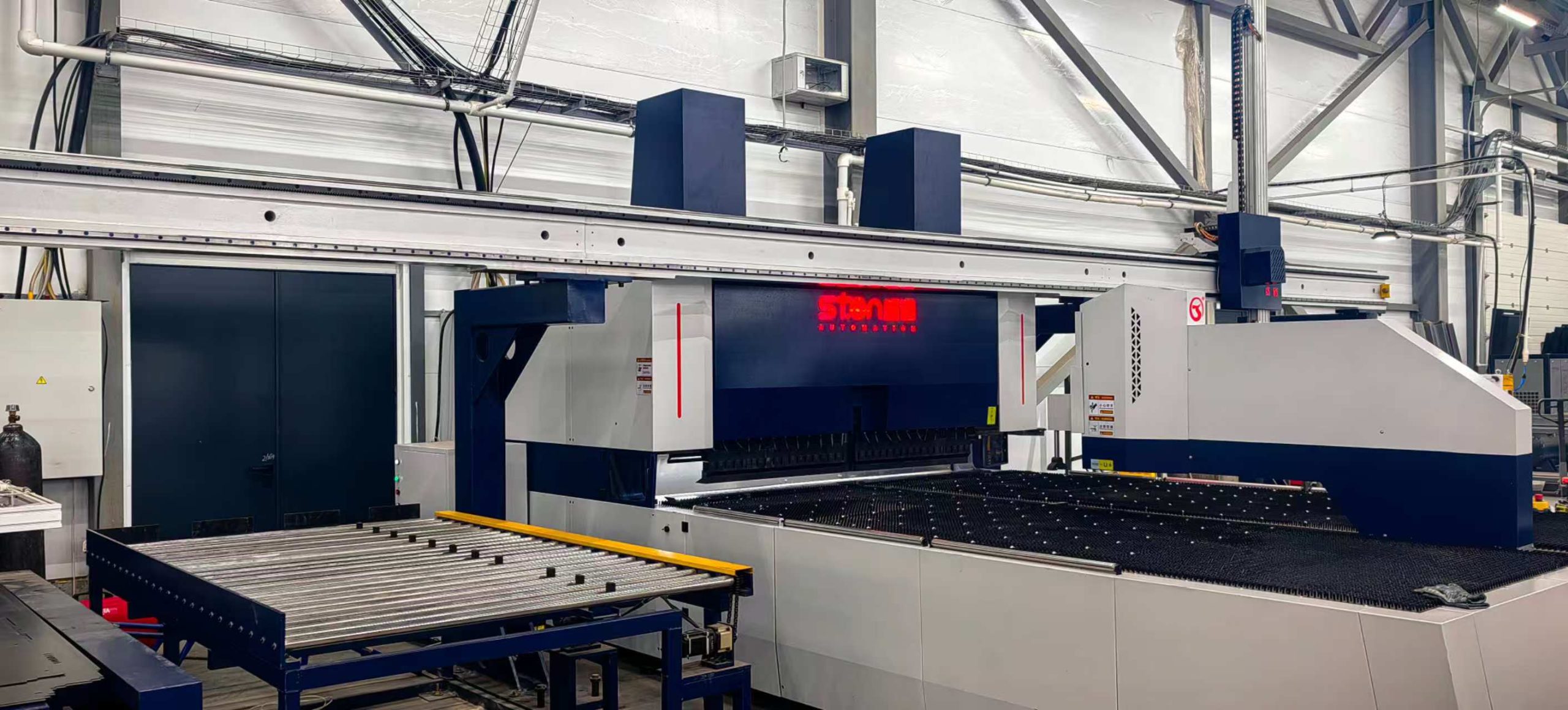 Punzonadora de torreta STON STP-30 en la fábrica de un cliente